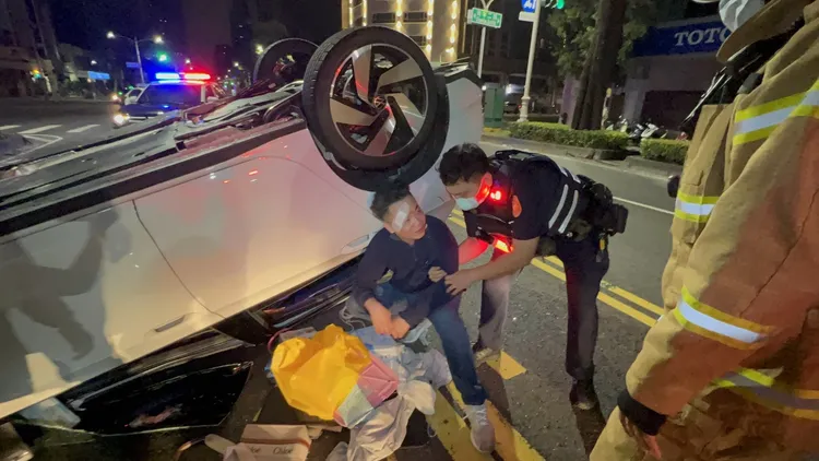 警方聞到男子全身酒味決定要將人強制戒護送醫。侯昌騰攝