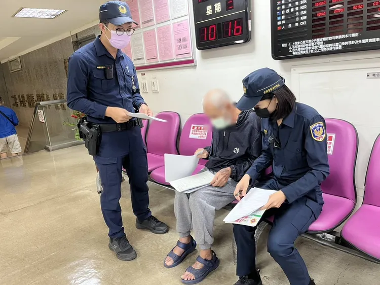 實習女警鄒維庭以流利英語向外籍老翁說明詐騙手法。讀者提供