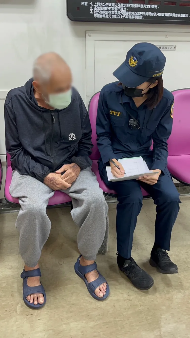 鄒維庭耐心勸說駱姓老翁。讀者提供