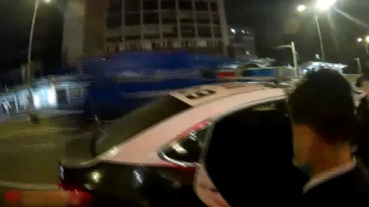 警方將何男解送歸案。翻攝畫面