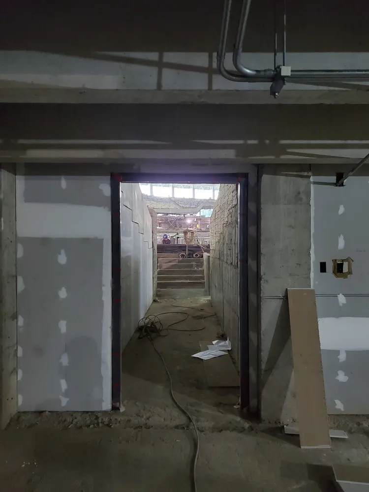 通往球員休息區的小徑。翻攝自巨蛋先生的巨蛋觀點FB