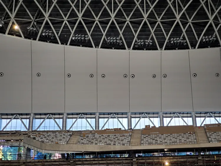 一壘側的裝飾板以及冷氣噴流口。翻攝自巨蛋先生的巨蛋觀點FB