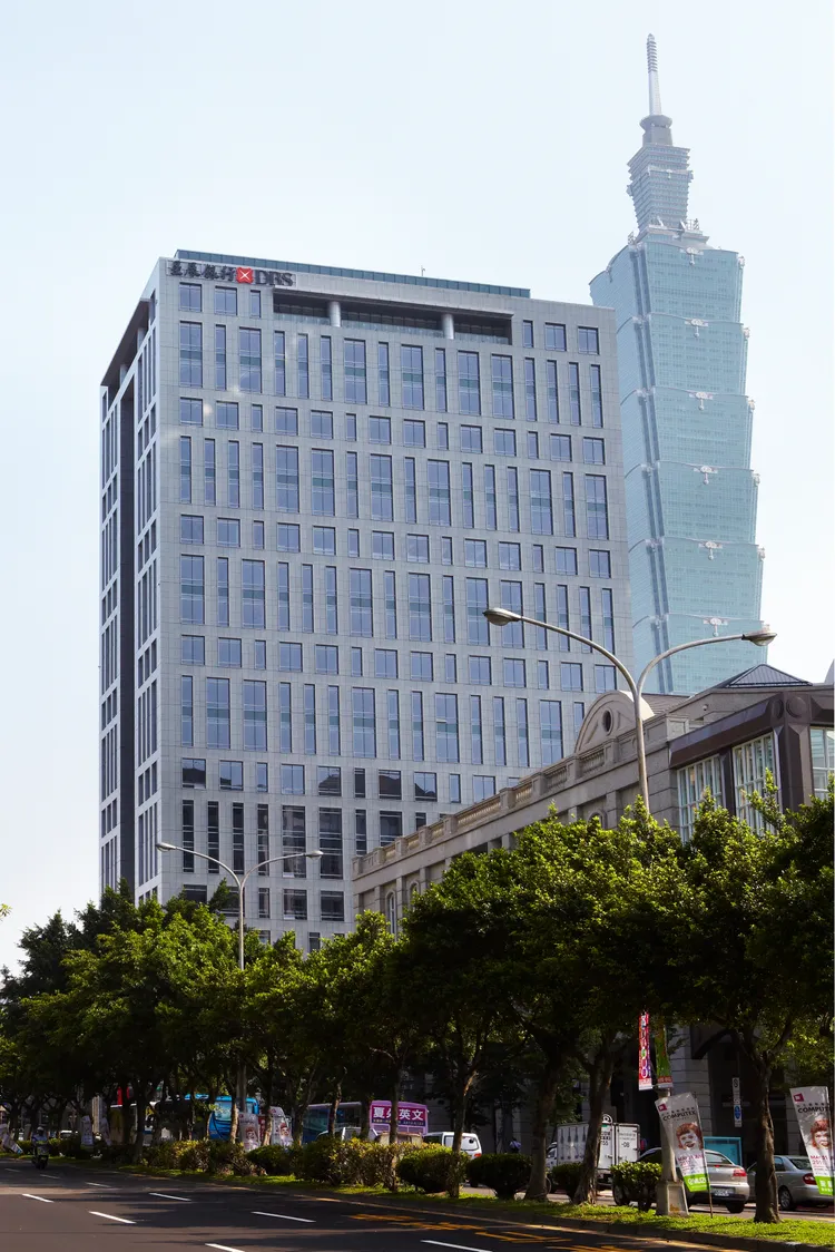 星展銀台灣總經理林鑫川經常穿梭辦公室小巷找尋小吃美食。業者提供