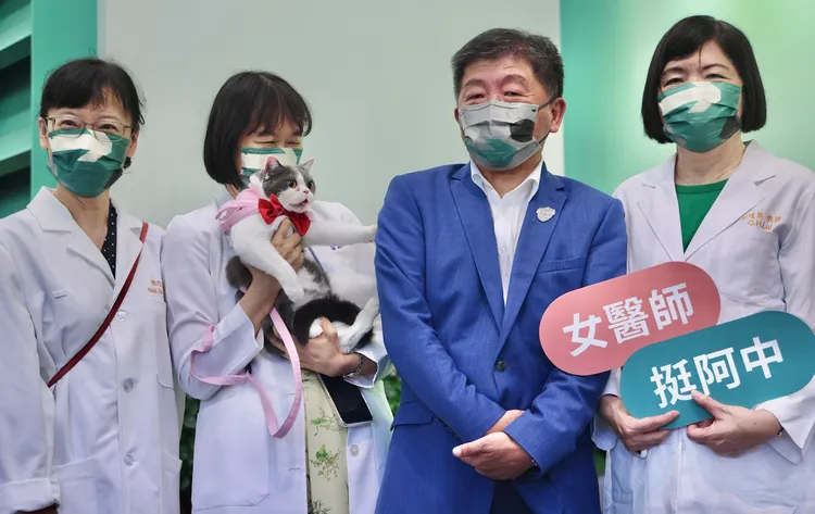 陳時中(右二)今重砲還擊蔣萬安。林林攝