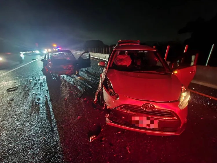 銀車的右側車身及黑車的車頭都因車禍毀損。讀者提供