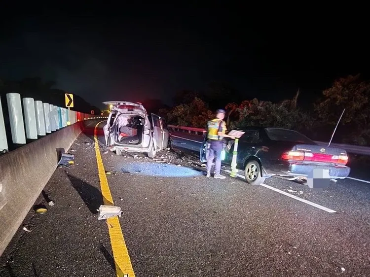 國道五隊獲報派員趕抵現場處理車禍。讀者提供