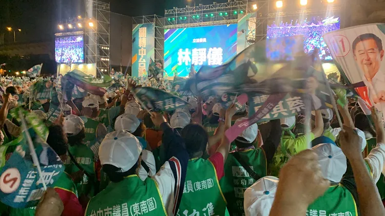 民進黨今晚在台中舉辦「翻轉中台灣、團結大勝利」造勢晚會，中部四縣市縣市長候選人全員到齊。曾雪蒨攝