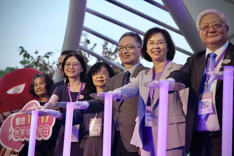 衛福部長薛瑞元(右3)出席「世界早產兒日」點燈儀式。林林攝