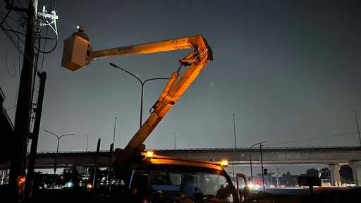 高雄又停電！電桿竄火號誌瞬滅　仁武下班尖峰塞爆