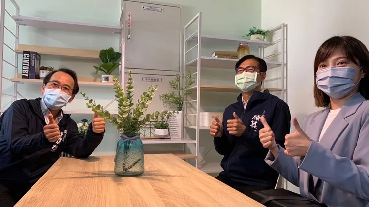 陳其邁市長參觀二房型實品屋，認為頗適合小家庭，CP值最高。都發局提供