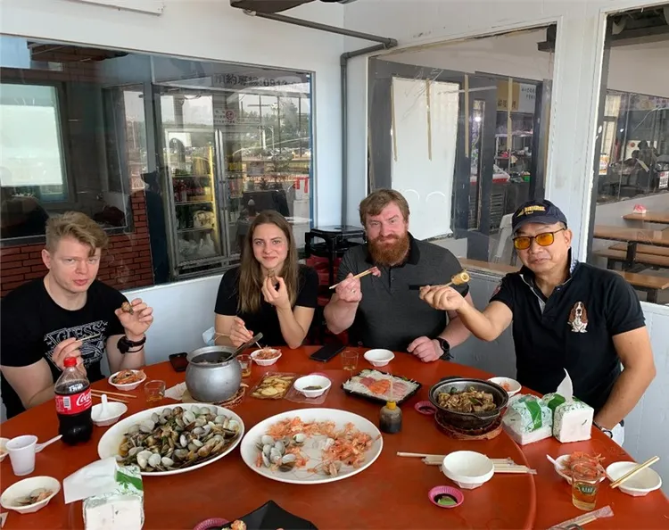 來自拉托維亞的學者們愛死台灣美食，但不敢吃鳳螺、蟹膏。周卓煇團隊提供