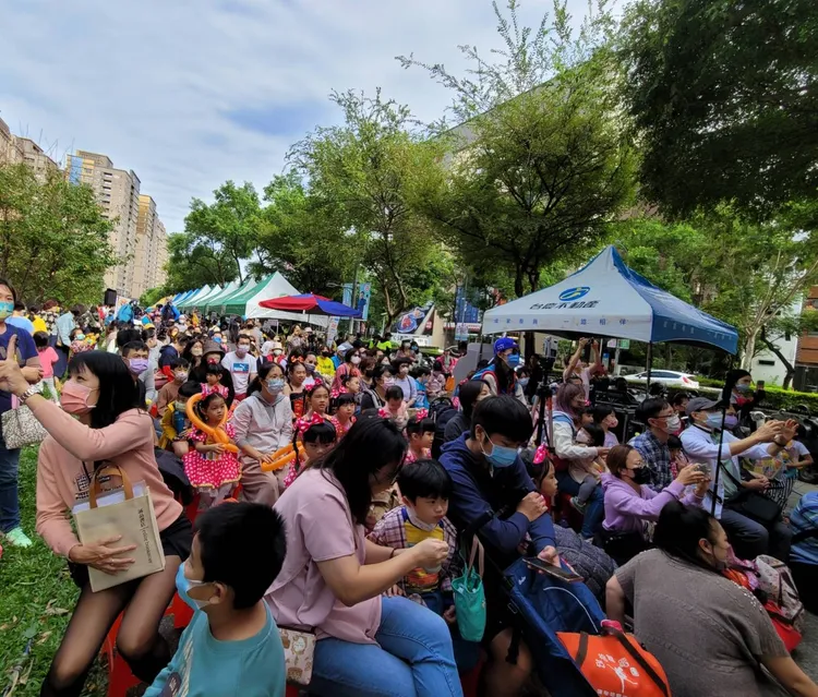 林金結的嘉年華會活動人山人海，不少議員候選人也跟進，辦園遊會或野餐活動，跟更多的民眾接觸。競辦提供