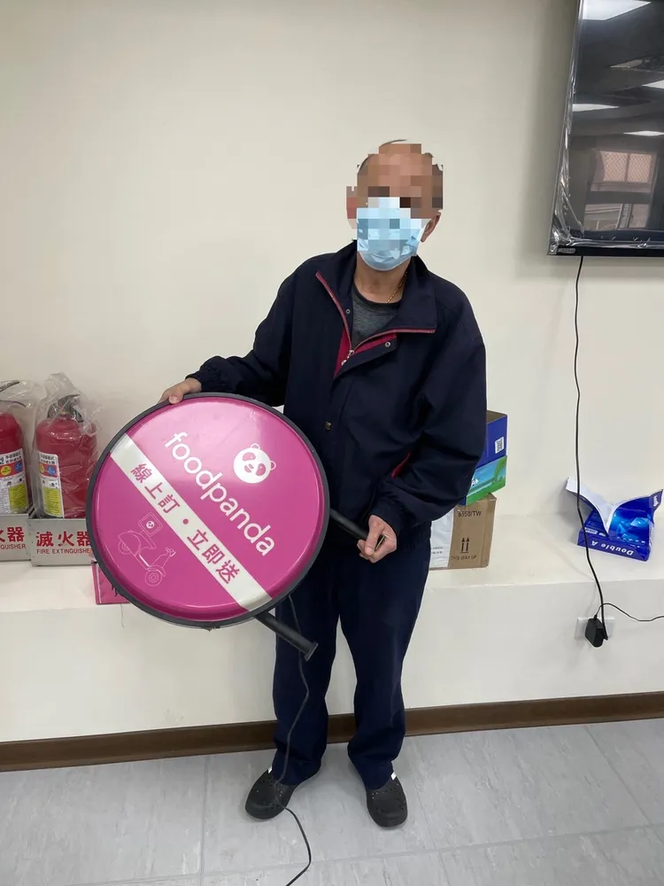 陳男酷愛美食外送商品，但店家燈箱一直無法取得。警方提供