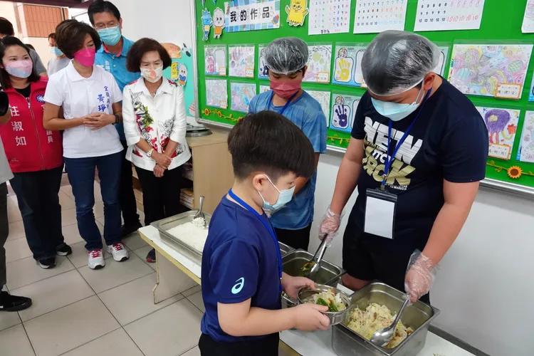 宜蘭縣長林姿妙力推營養午餐免費政策，黃琤婷一路相挺。資料照片