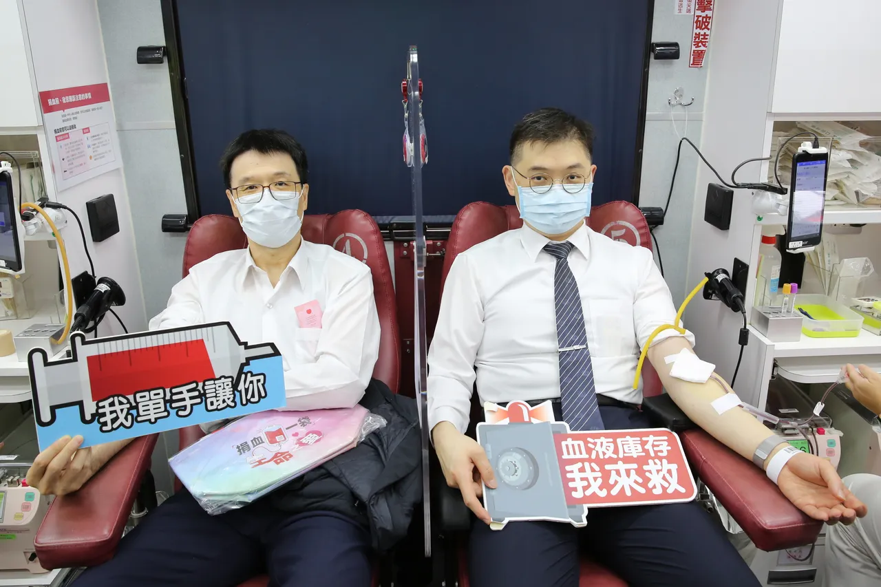 捐血站一開張,影像醫學部主任高鴻文(左)、臨床病理科主任暨血液腫瘤科醫師黃威翰(右),要捐出一袋血來慶祝醫師節。院方提供