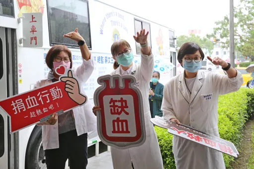 花蓮血庫告急！　慈濟醫護挽袖捐血響應醫師節