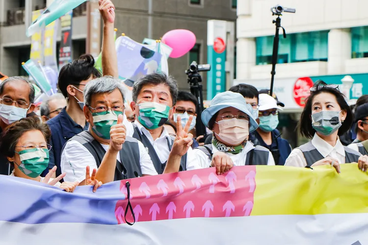 陳時中與太太孫琬玲（前右2）參加遊行。資料照，賴昀岫攝