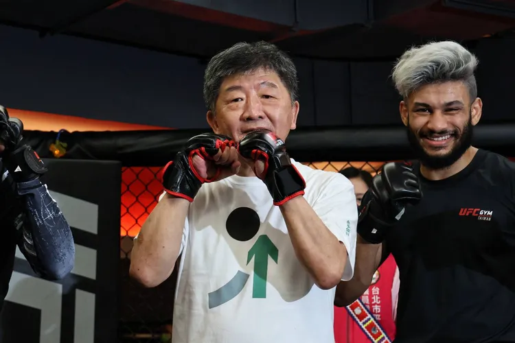 陳時中體驗綜合格鬥。資料照，葉志明攝