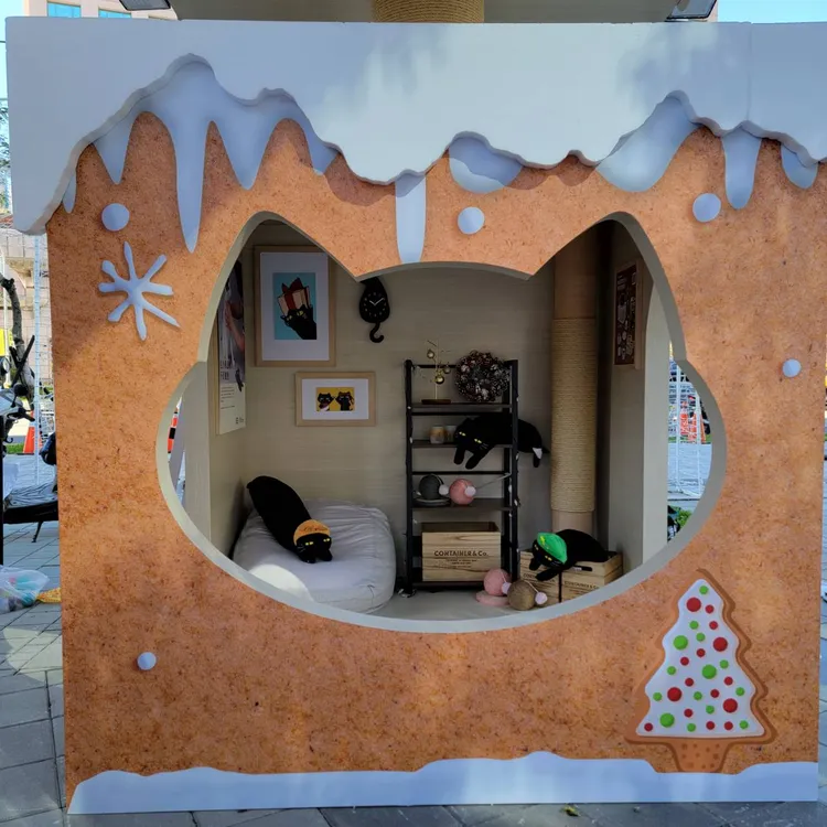 薑餅屋外觀與內裝都以溫馨聖誕家居風格布置。業者提供