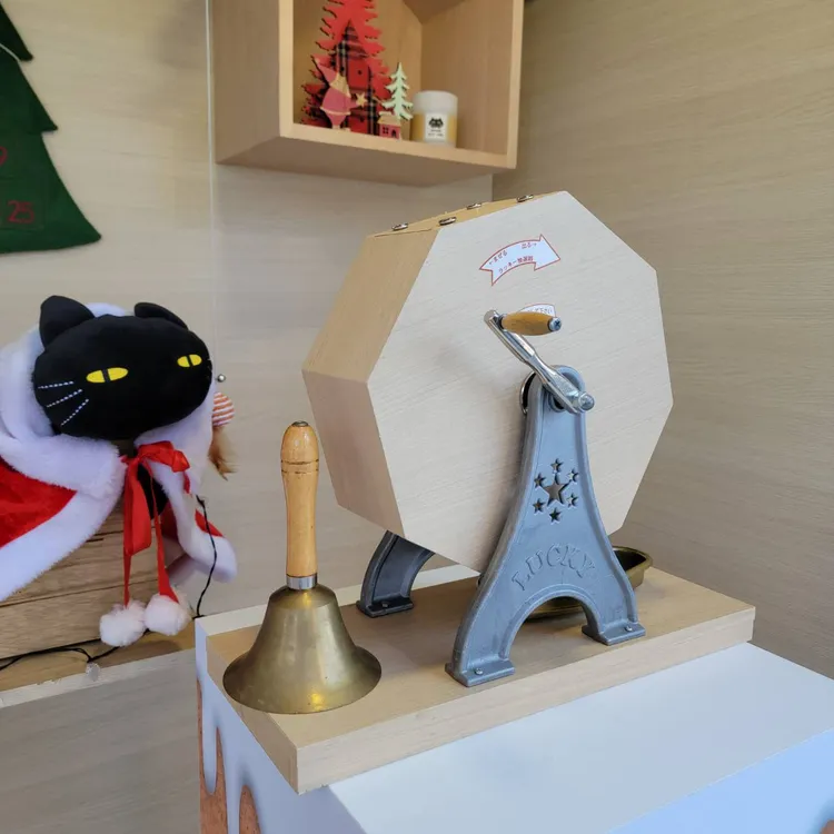 現場下載宜得利家居新版App，即可參加「黑貓轉轉樂」，有機會獲得黑貓抱枕、純棉方巾、折價券等。業者提供