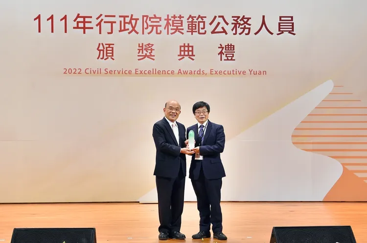 行政院長蘇貞昌頒獎表揚36名人員，包括防疫有功的疾病管制署長周志浩（右）。行政院提供