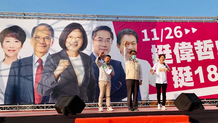 黃偉哲現身造勢會場。王志弘攝