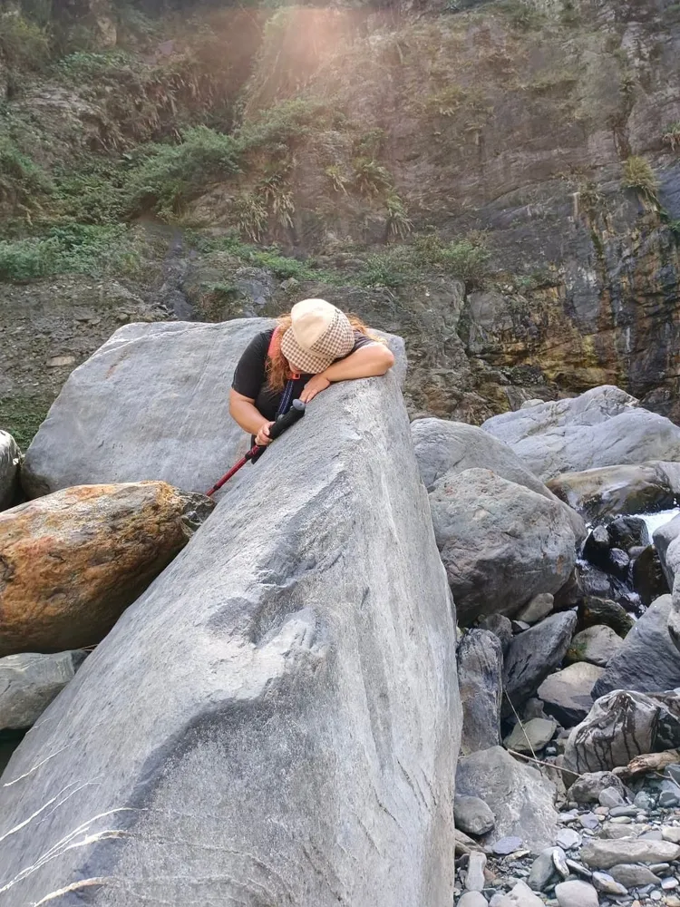 張姓登山客累到趴在石頭上。翻攝臉書《肉腳登山隊》