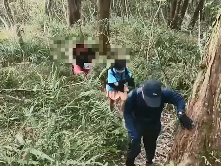 救難隊搜尋3個多小時，終於找到在山中迷途，露天過夜睡在山坡上的2名登山客，幸都未受傷。讀者提供