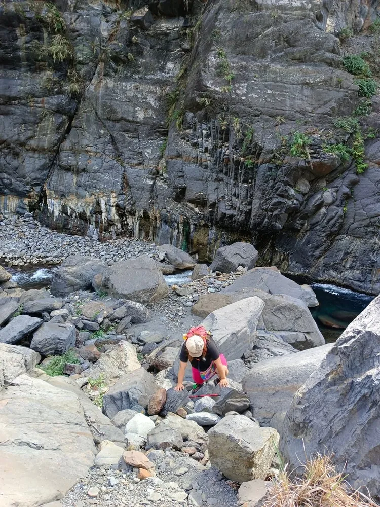 從小關山林道到十三坑野溪溫泉難度不低。翻攝臉書《肉腳登山隊》