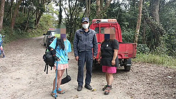 2名女登山客雖然在山中露宿山坡，幸平安獲救。讀者提供
