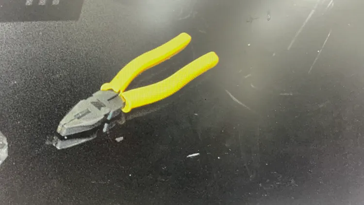 警方在現場查獲凌虐的老虎鉗。警方提供