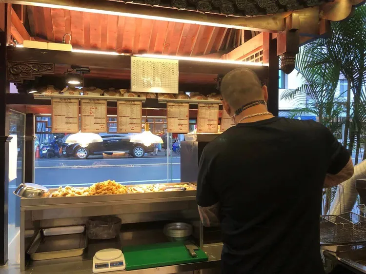 老闆幾乎是光頭，怎麼掉一根長頭髮進去？翻攝爆料公社