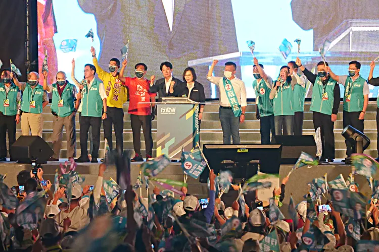 蔡英文批盧秀燕空氣換新承諾跳票，「政見變空氣」。張喆喜攝