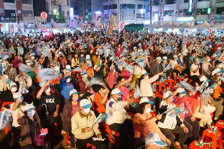 豐原區葫蘆墩夜市「山線大團結」晚會，也吸引許多支持者到場。張喆喜攝