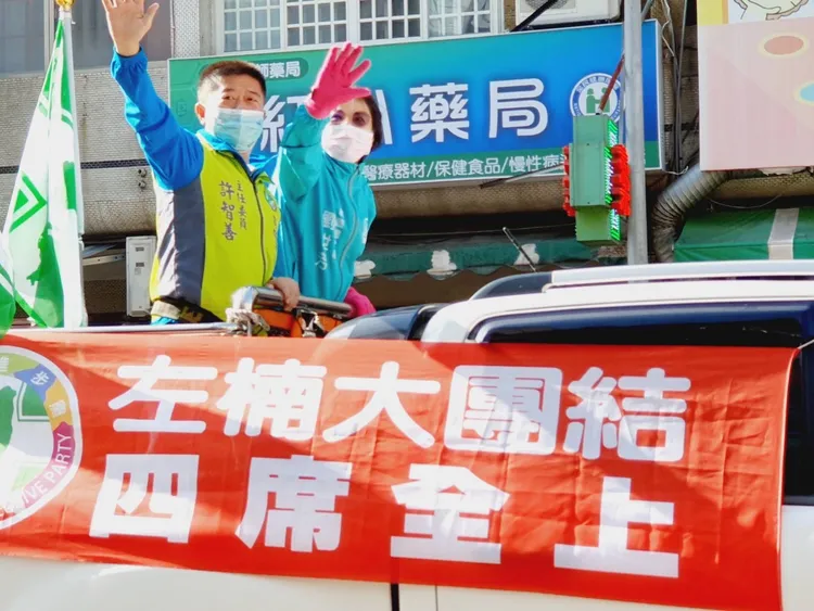 民進黨主委許智善、立委劉世芳帶領左營楠梓四位民進黨提名車隊掃街。市黨部提供