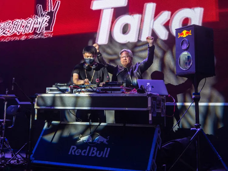 黃仁勳站上 WirForce 主舞台。業者提供