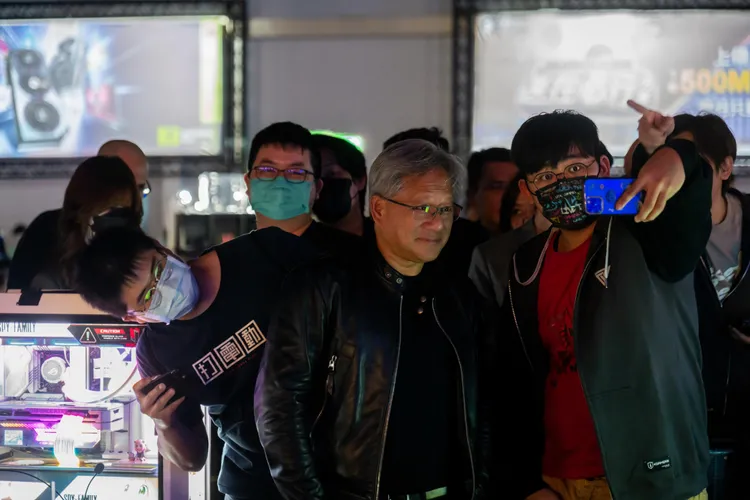NVIDIA 執行長黃仁勳逐桌與玩家互動。業者提供