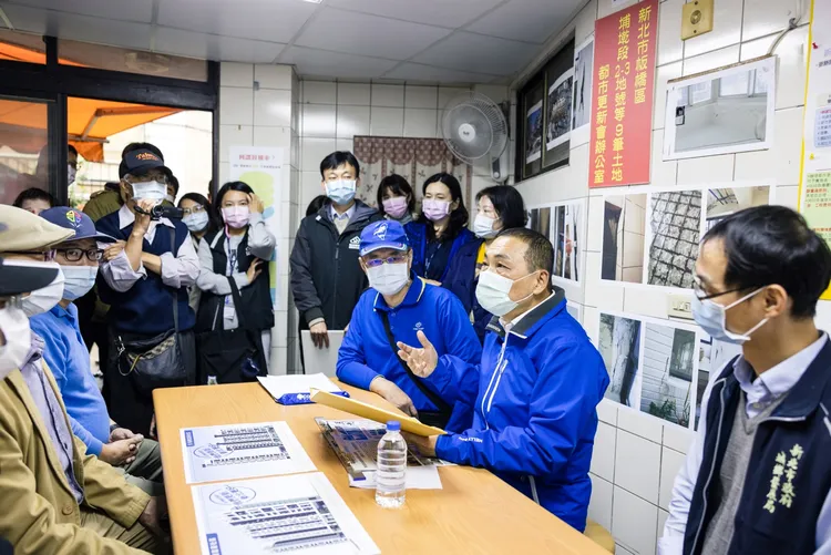 市長侯友宜前往板橋富豪社區發都更二箭資格函，社區已於2021年8月19日取得都更二。新北市府提供
