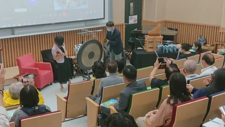 東華大學以敲鑼方式宣布研討會正式開始。校方提供