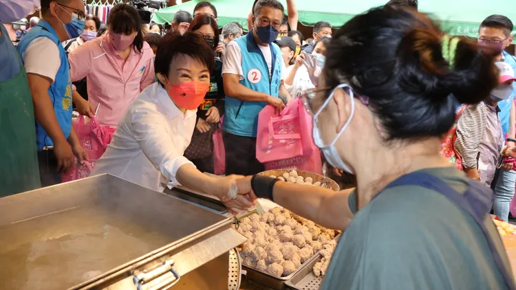 盧秀燕到水湳市場拜票，受到熱烈歡迎。鮮明攝