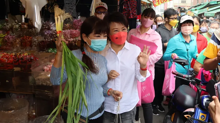 熱情民眾送上大蒜、肉粽，祝盧秀燕「凍蒜、包中」。鮮明攝