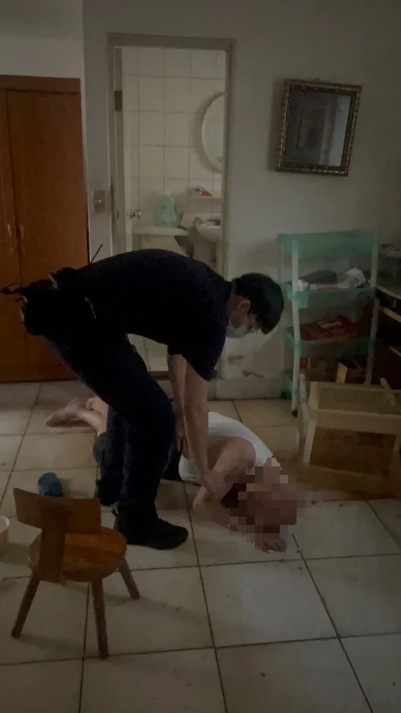 警員進入屋內，發現老翁趴倒在地，立即詢問上前協助。警方提供