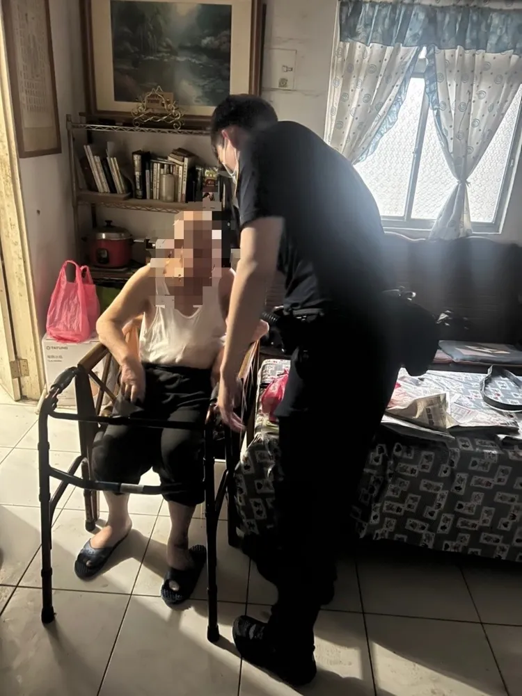 警員扶老翁坐在椅上，老翁表示無礙，感謝警員前來幫忙。警方提供