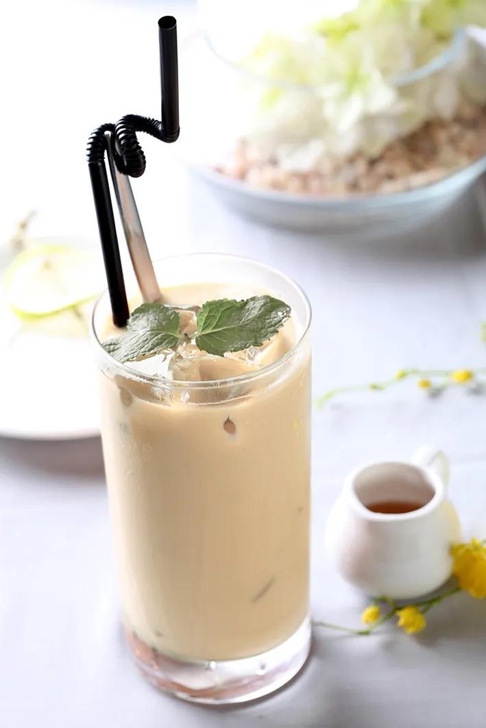 晶湯匙泰式主題餐廳泰式奶茶，原價130元，特價第2杯半價。業者提供