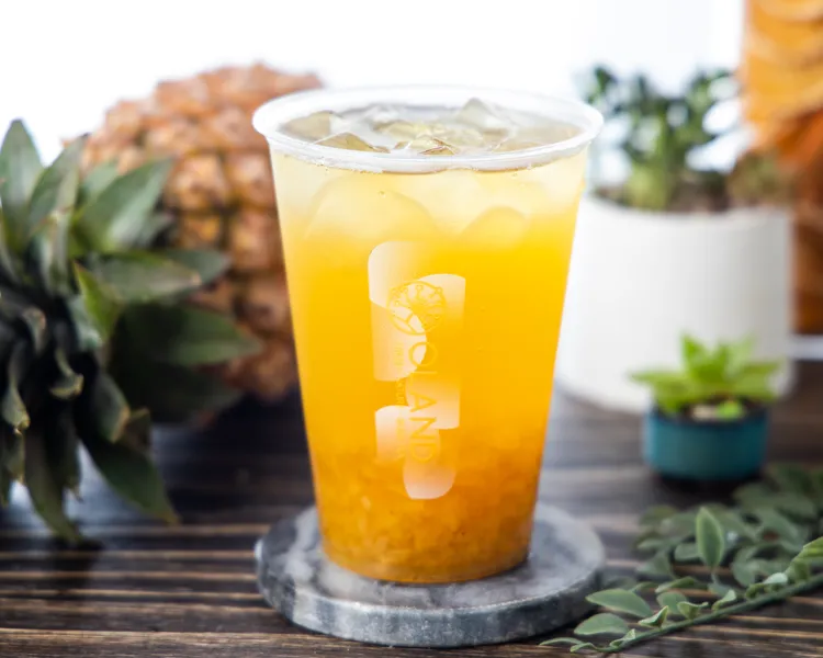 OLAND島嶼水果茶飲鳳梨冰茶，原價80元，特價第2杯半價。業者提供