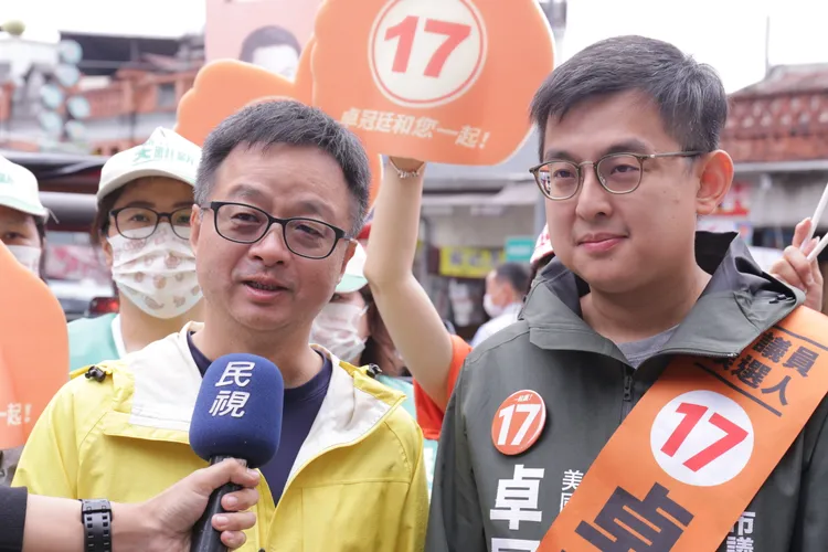 羅文嘉說，今天特別來陪卓冠廷車隊掃街，就是要相挺年輕優秀的卓冠廷。卓冠廷提供