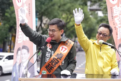 都曾是最年輕的新聞局長 羅文嘉相挺卓冠廷合體掃街催票
