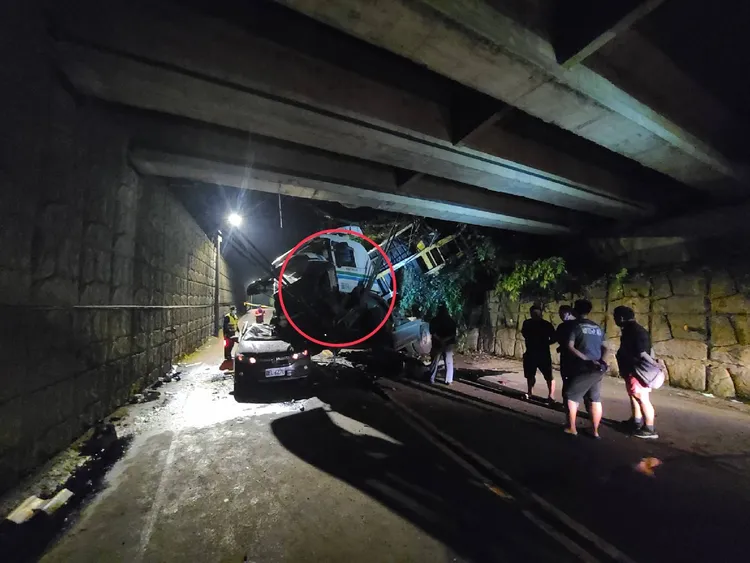 貨櫃車翻落時被電纜線擋下(紅圈處)降低傷害。翻攝畫面