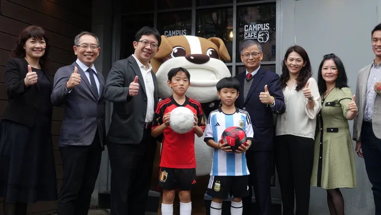 群創今攜手Campus Café美式輕食餐廳搶攻2022世足商機，以顯示技術應用於智慧零售導客、互動服務上。莊宗達攝