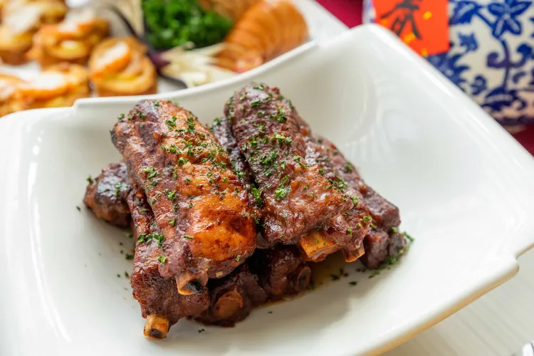 「 福地洞天神仙骨 」以主廚秘製無錫排骨拼蔗蝦亮相，海陸雙享澎湃上桌，軟嫩有嚼勁的肉質，滿足喜愛吃肉的饕客。綠舞提供
